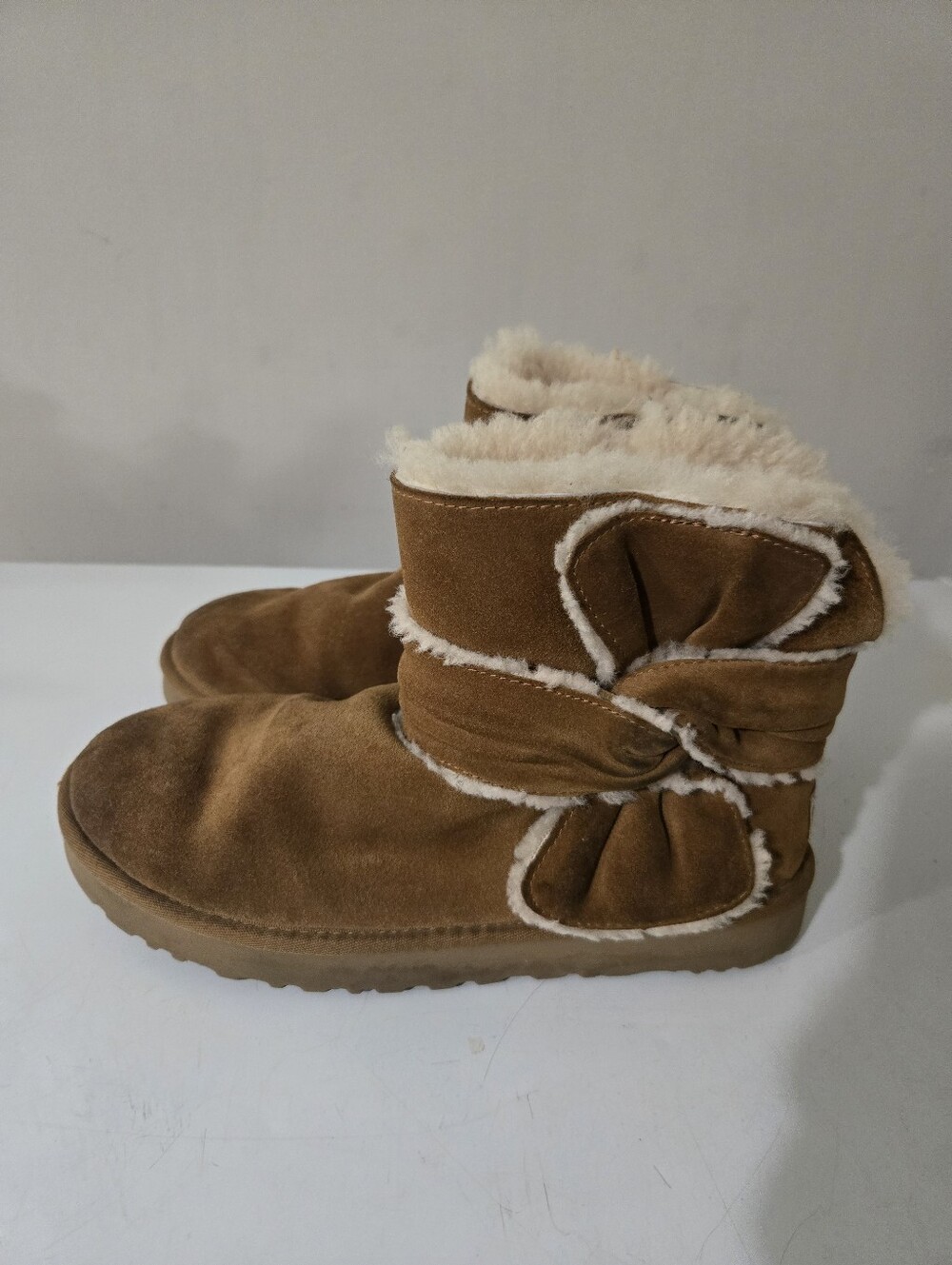 Sz 10 Ugg mini spill seam bow boot in chestnut , some wear, still in good shape